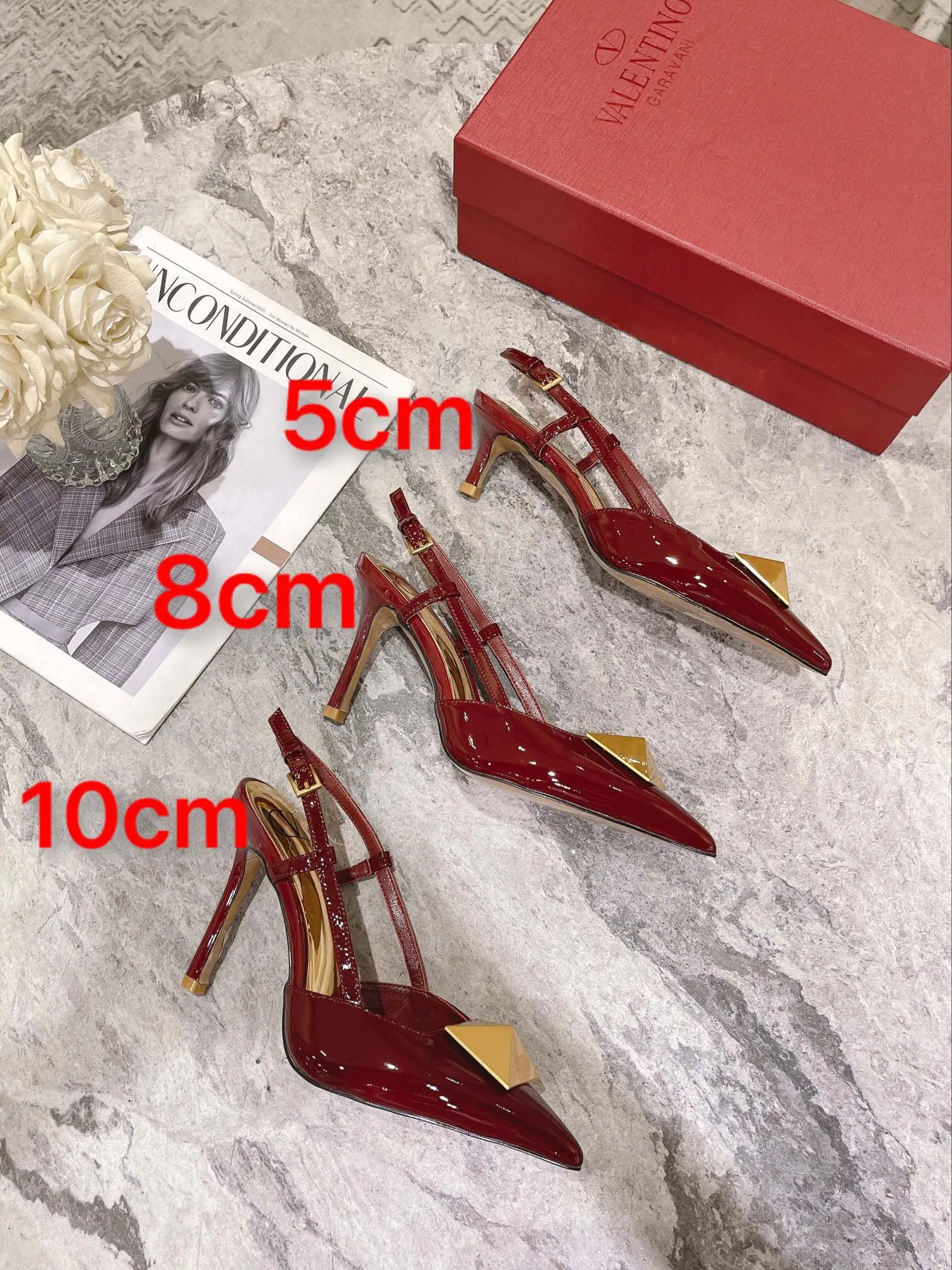 👟👟Ex-factory price 400👟👟 Genuine leather sole +40 Valentino Valentino spring and summer new rivet shoes are new☑️ —————————————— The latest golden big rivet element is full of high-end sense! Extremely fashionable Heel height: 9.5cm Upper: Matt sheepskin Lining: Sheepskin lining Outsole: Italian genuine leather outsole, rubber sole optional Color: Two styles and 8 colors available Code number: 34-41 (34 and 42 customized are not returnable)